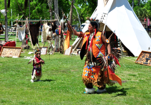 Chief tanzt mit Sohn